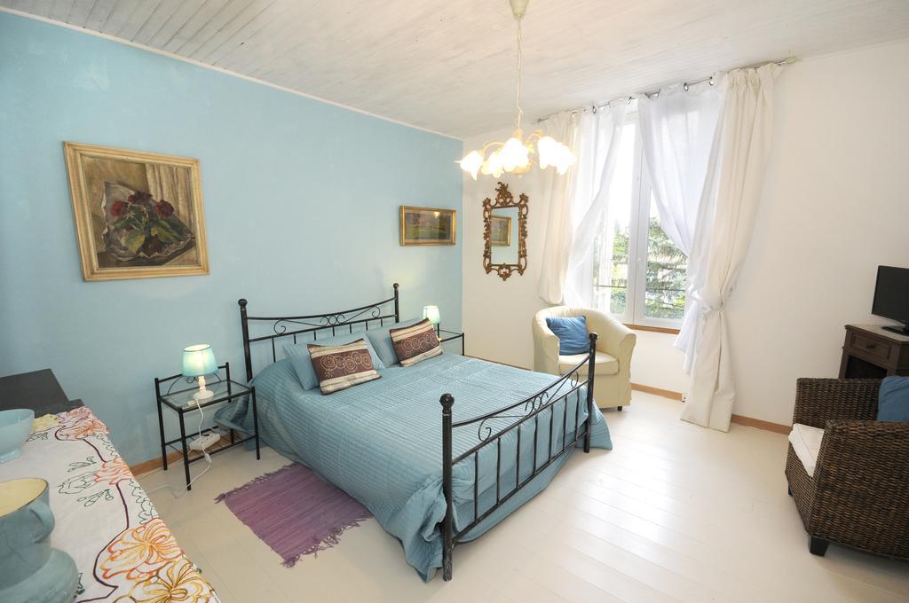 Chez Madeleine Bed and Breakfast Saint-Colomb-de-Lauzun Rum bild